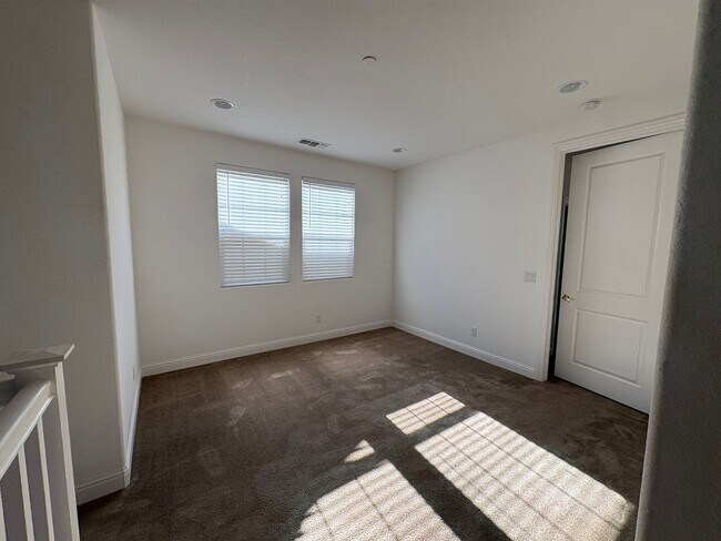 Building Photo - Large 5 bedroom home with loft.  Featuring 2 primary bedrooms