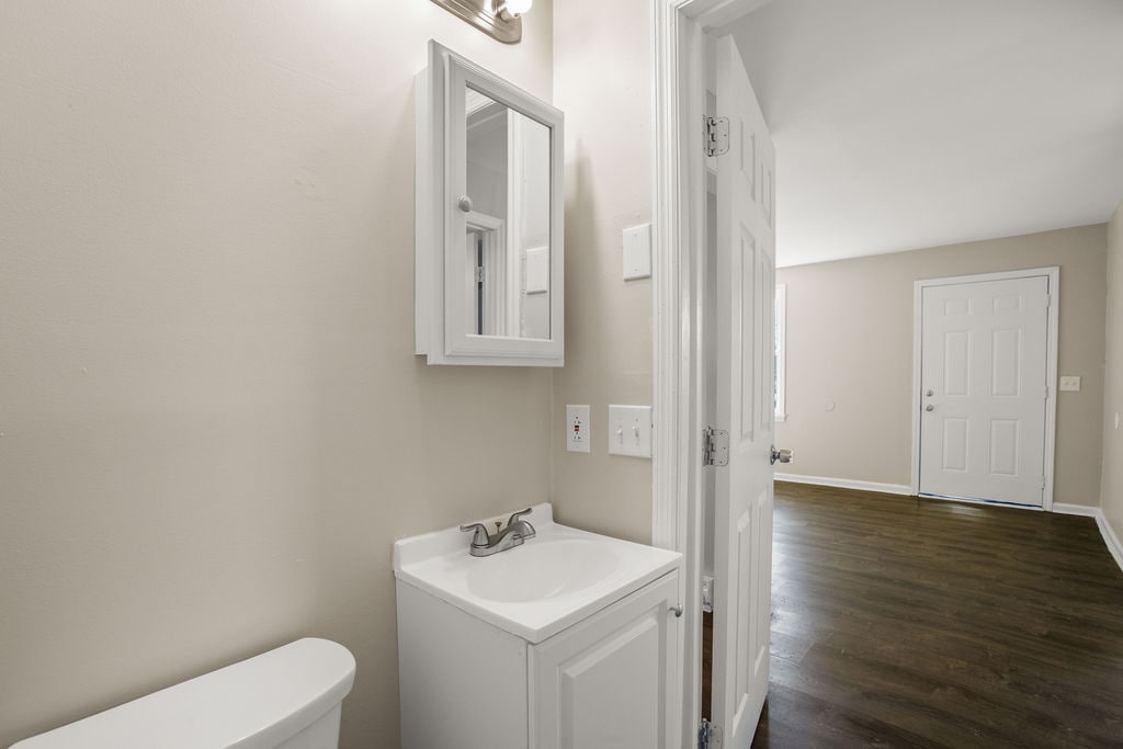 bath unit A - 335 Grace St