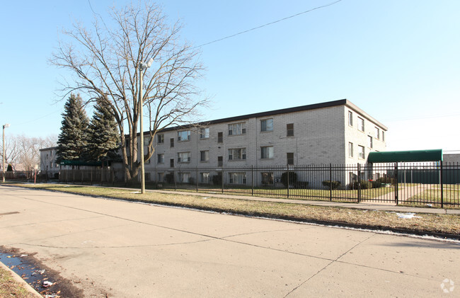 Pineridge Park - Pineridge Park Apartments