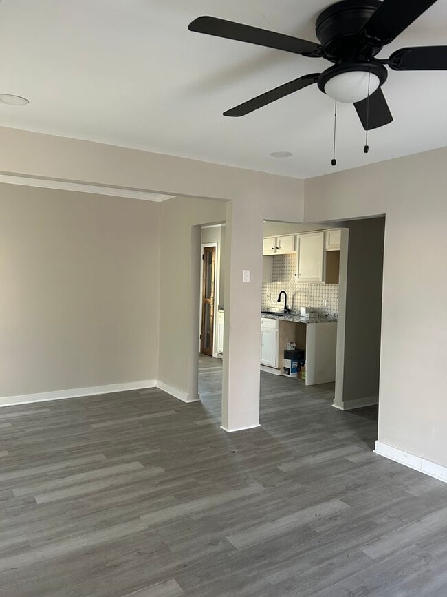 Building Photo - Ready to move in