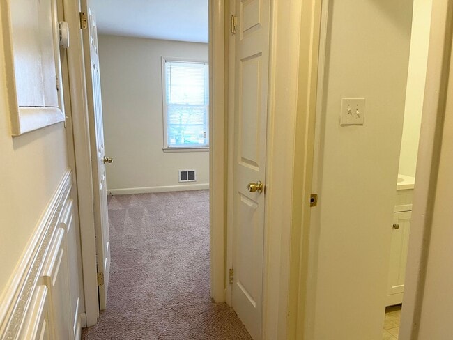 Building Photo - Charming 2-Bedroom Apartment – February Move-In Available!