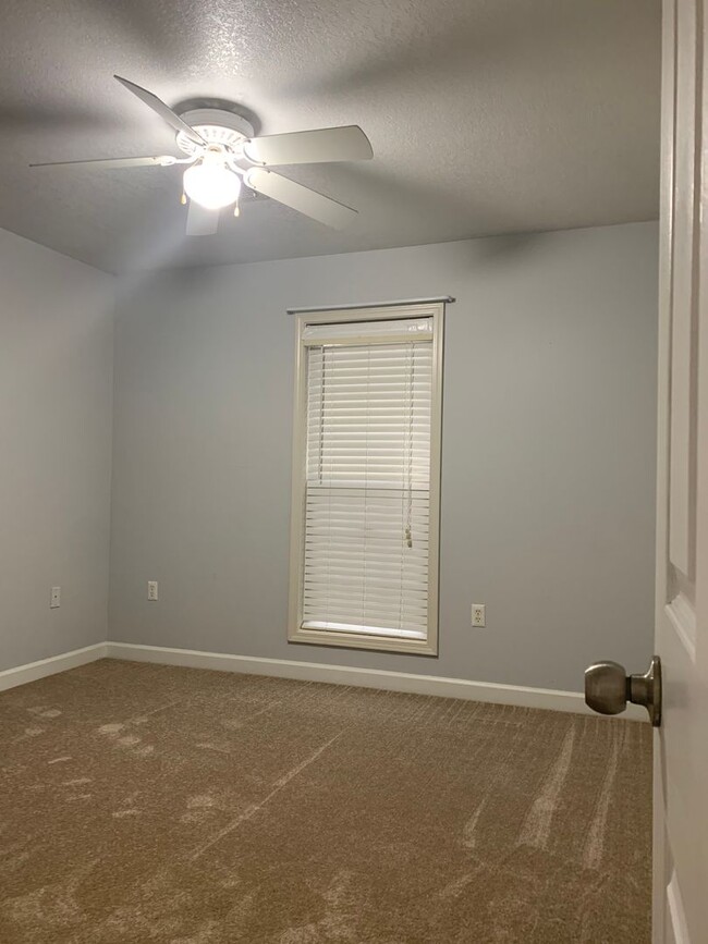 Building Photo - 3bed/2bath Home south of bypass