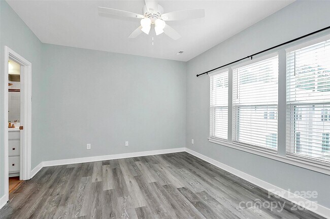 Building Photo - 228 Parkwood Ave