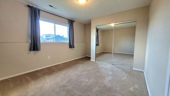 Building Photo - Gorgeous Split Level with Fenced Backyard