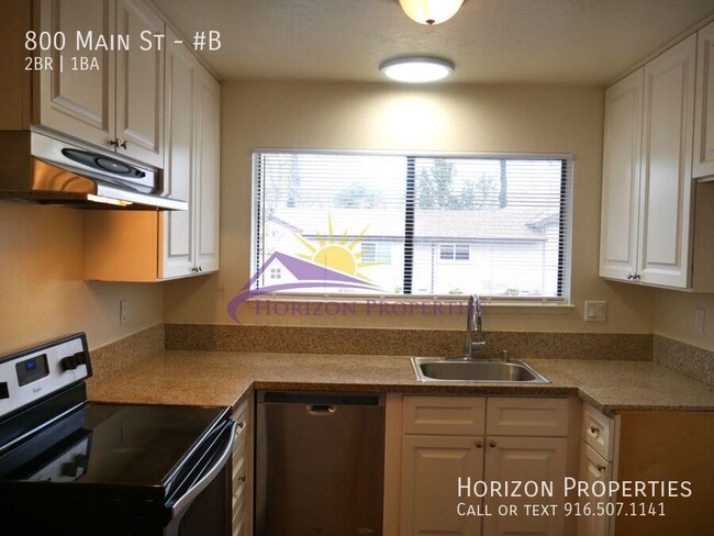 Building Photo - Remodeled 2 Bed 1 Bath Triplex Unit in Wes...