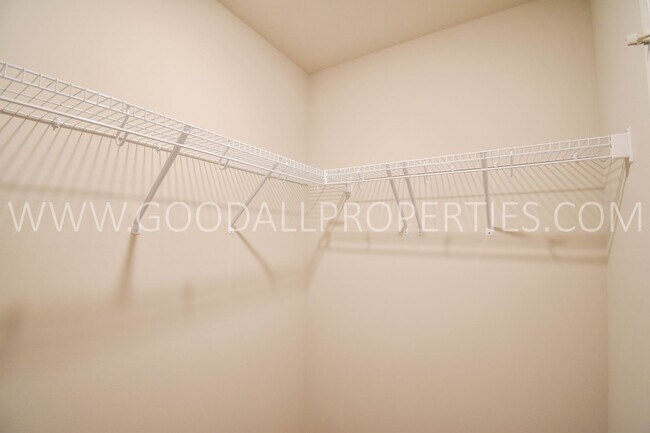 Building Photo - 4 Bedroom 3 Bath Ranch Finished Basement i...