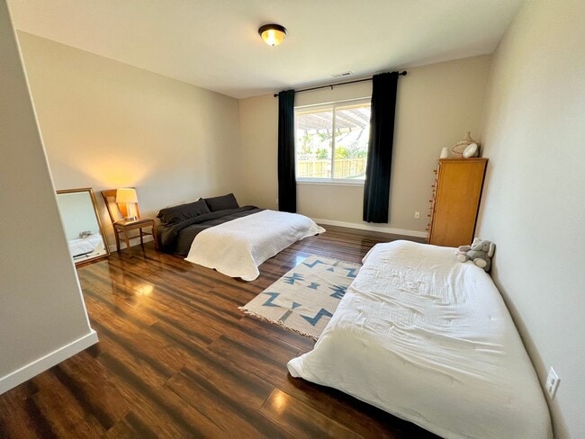 Building Photo - Modern 3 Bedroom Home