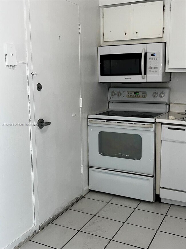 Building Photo - 1455 N Treasure Dr