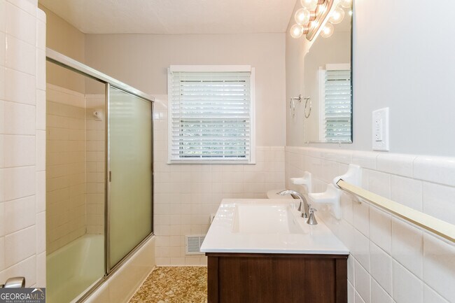 Building Photo - 5613 Woodland Dr