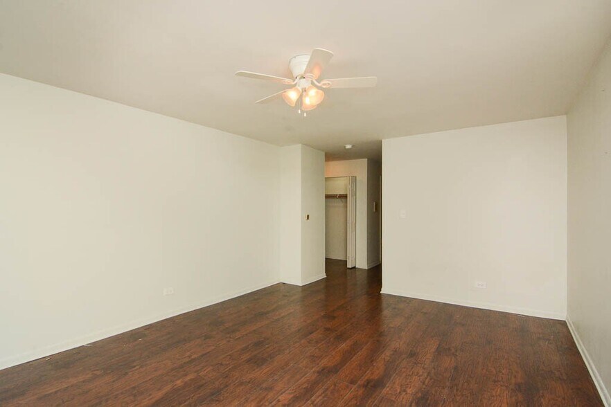 Building Photo - 7319 N Rogers Ave