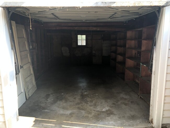 Building Photo - Campus House ~ 3 bedroom, 2 bath