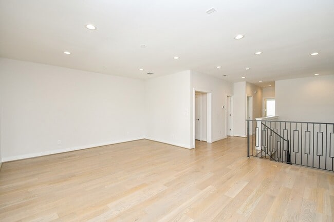 Building Photo - 2315 Peckham St