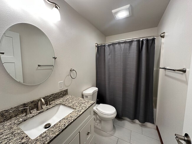 Building Photo - 3 Bed/2 Bath/2 Car Garage/Water Front Home
