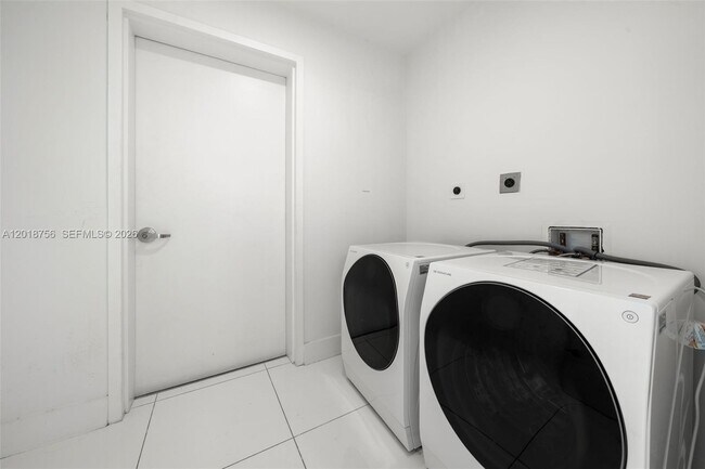 Building Photo - 900 Biscayne Blvd