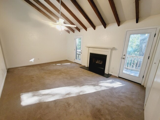 Building Photo - MIDTOWN 2/2.5 w/ Large Fenced Yard, Deck, Washer/Dryer, & Huge Bedrooms! Avail NOW for $1495/month!