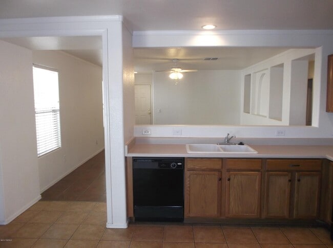 Building Photo - 6408 S Sunrise Valley Dr
