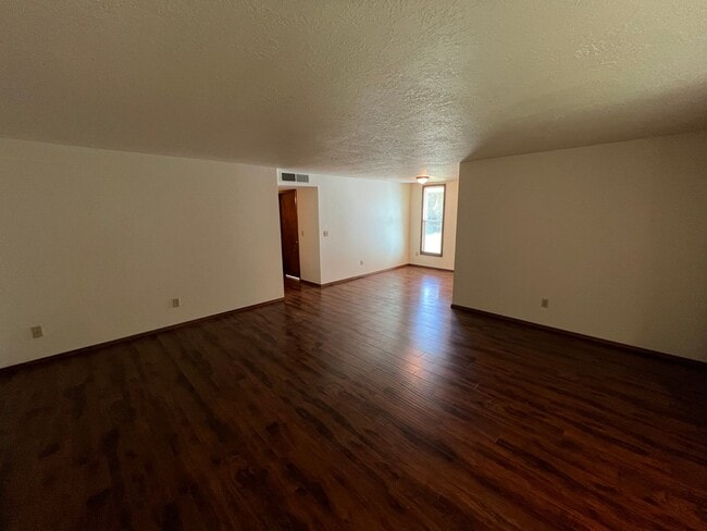 Building Photo - Well Maintained Three Bedroom Home in South Salem with Fenced Backyard