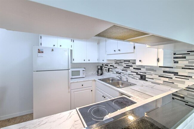 Building Photo - 4313 Tahitian Gardens Cir