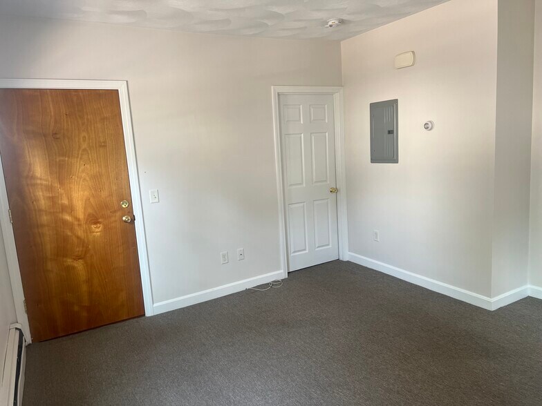 Building Photo - 143 Putnam St