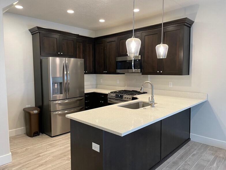 Kitchen - 951 W Shadow Brook Ln