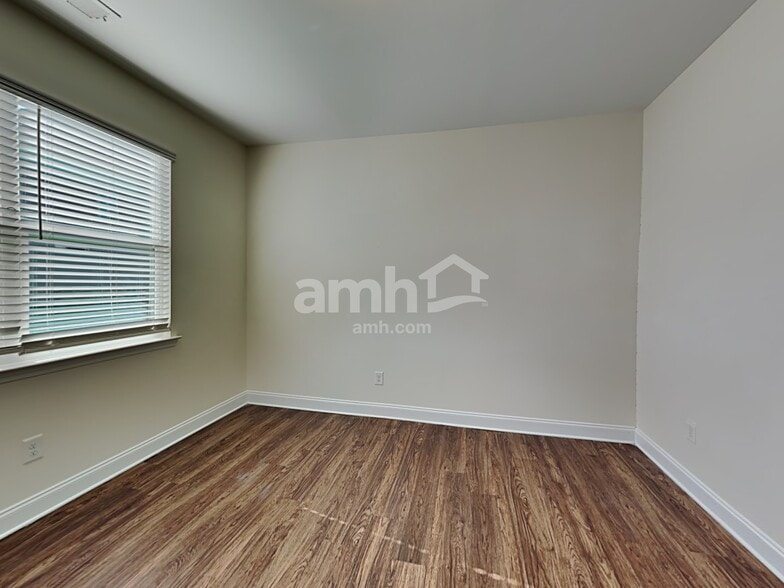 Building Photo - 3337 Okelly Dr