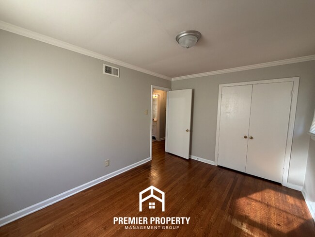 Building Photo - Charming 4BR Home in East Memphis w/ Hardwood Floors & Fenced Backyard