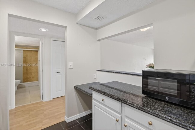 Building Photo - 200 Lakeview Dr