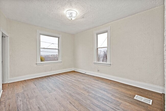 Building Photo - Stunning 2 bedroom home in Port Vue available August 1!