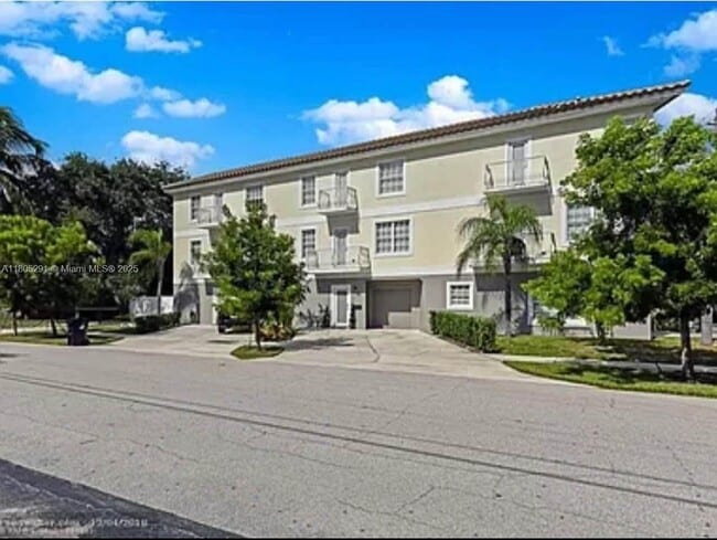 Building Photo - 725 SE 14th Ct