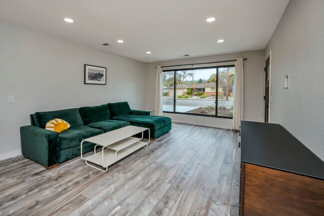 Building Photo - 3236 Sonoma Ave