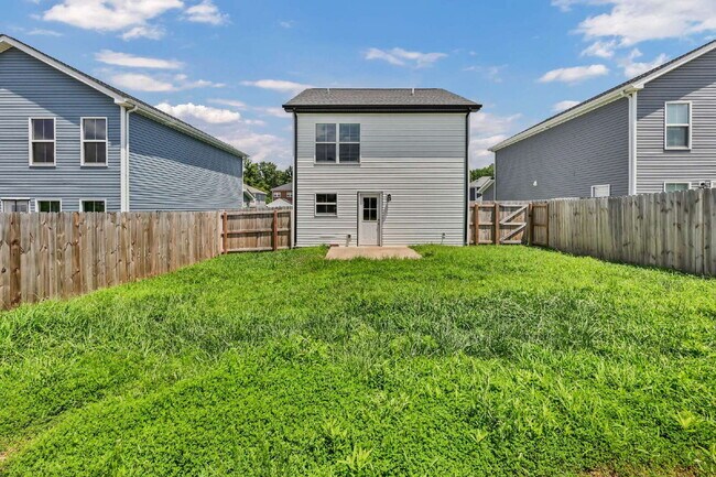 Building Photo - Beautiful 3-bed, 2.5-bath home with a bright, open floor plan.