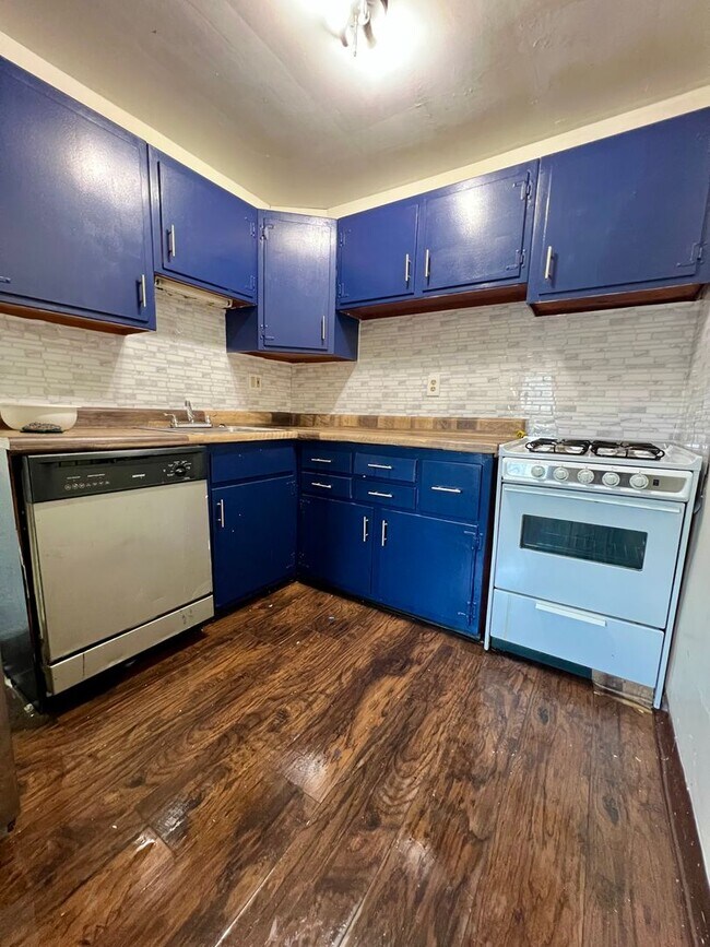 Building Photo - Stunning 3-Bedroom Townhome with Garage in Brookhaven! Available NOW!