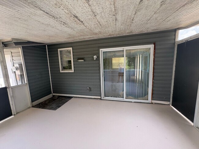 Building Photo - 424 Valley Dr