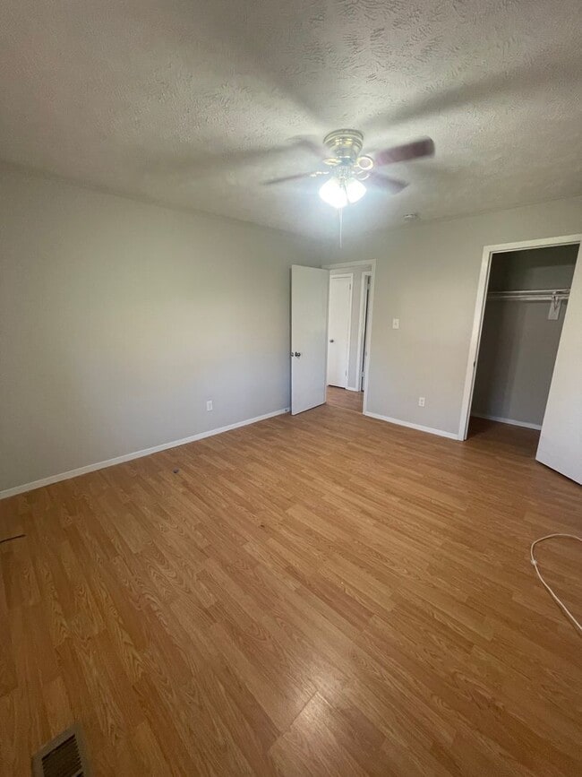 Building Photo - Two Bed/One Bath Centrally Located to West...
