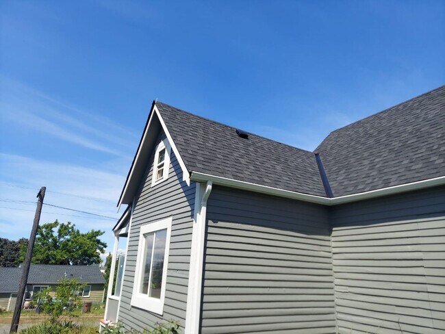 Building Photo - Charming Tacoma Home on a Peaceful Corner Lot!