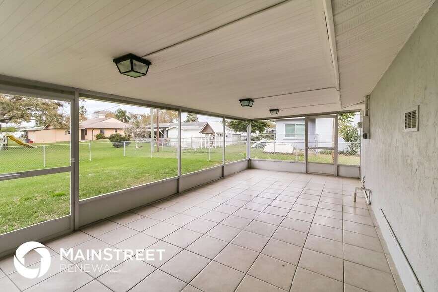 Building Photo - 4215 Tarpon Rd