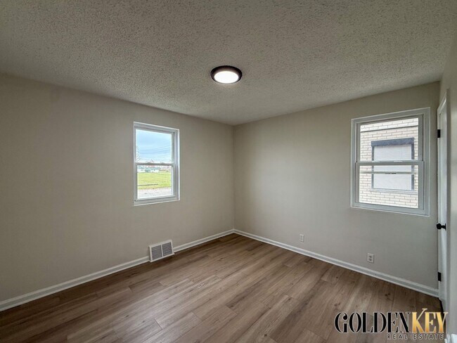 Building Photo - 3 Bed 1 Bath Lincoln Park Home