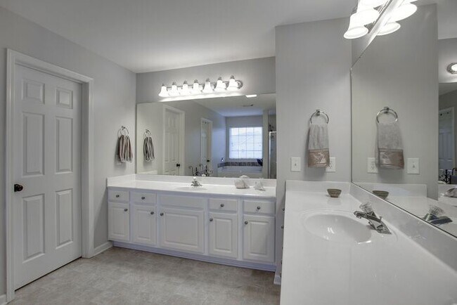 Building Photo - Pristine 5 Bed Fenced Franklin Home!