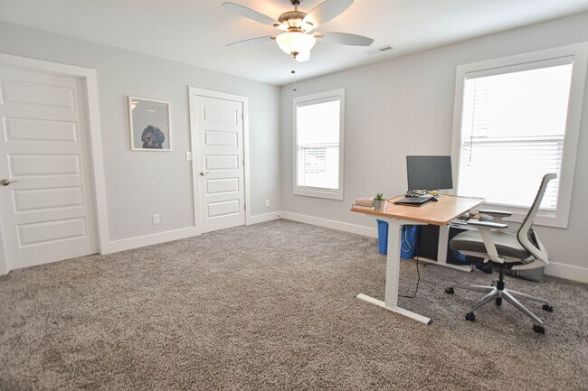 Building Photo - Modern Three Bedroom!
