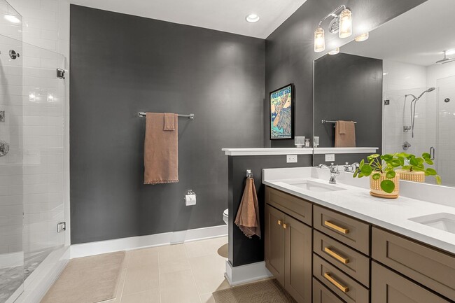 Building Photo - Stunning Rental In Charlotte Parkside