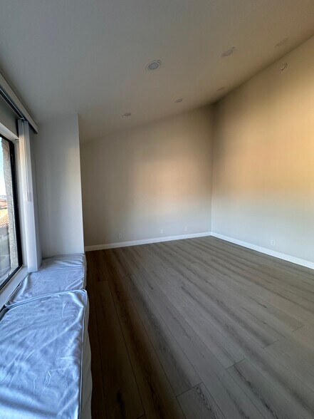 Vaulted Ceilings - 4300 Via Marisol