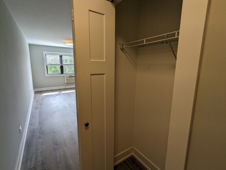 Building Photo - 456 W Barry Ave