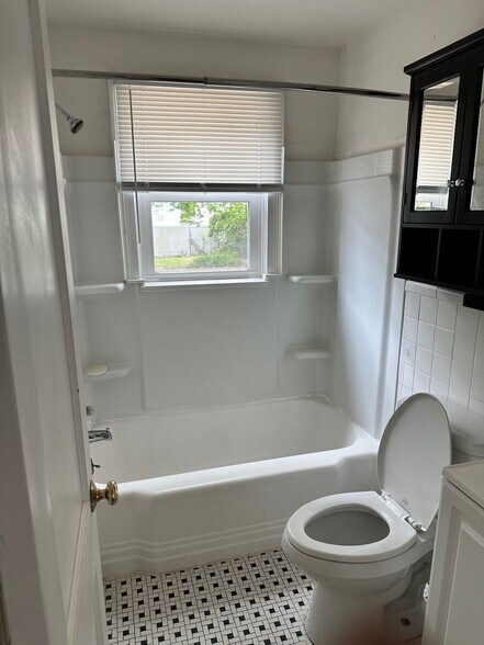 Building Photo - 9324 Phillip Ave