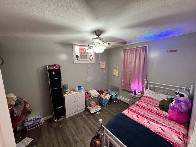 Building Photo - Newly updated 2 bedroom apartment