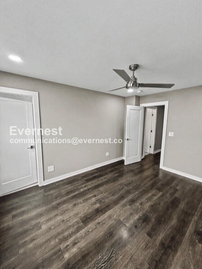 Building Photo - Limited Time Special Offer! / 3 Bed/2.5 Bath Townhome with Off-Street Parking / Pet-Friendly / Av...