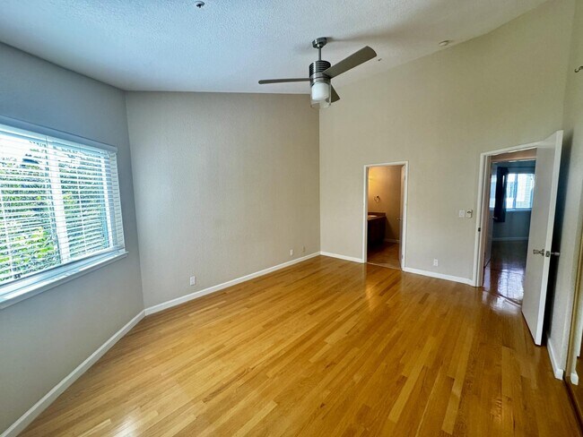 Building Photo - 109 E Court Ln