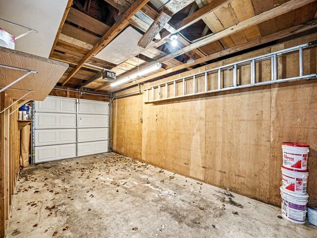 Building Photo - Spacious 2-Story Condo in a Quiet, Well-Located Community!