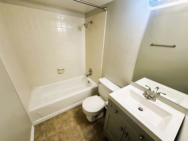 Building Photo - Updated 2 Bedroom, 2 Bath Condo (Available Immediately)