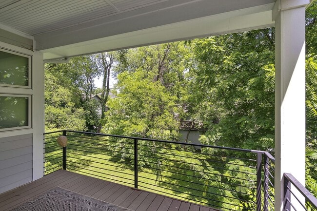 Building Photo - Awesome fully furnished 1BE/1BA in the Wav...