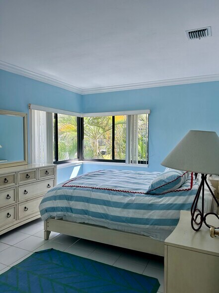 Building Photo - 122 Peruvian Ave